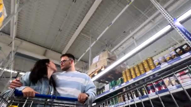 Feliz Pareja Hacer Compras Carrito Compras Empuje Supermercado — Vídeo de stock