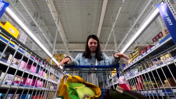 Mujer Feliz Tienda Comestibles Montando Carro — Vídeo de stock