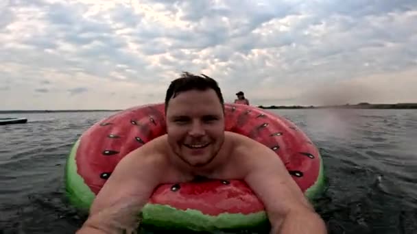 Arkadaşlar Göl Kenarında Eğleniyor Şişme Bilardo Ringinde Aptal Aptal Dolaşıyorlar — Stok video