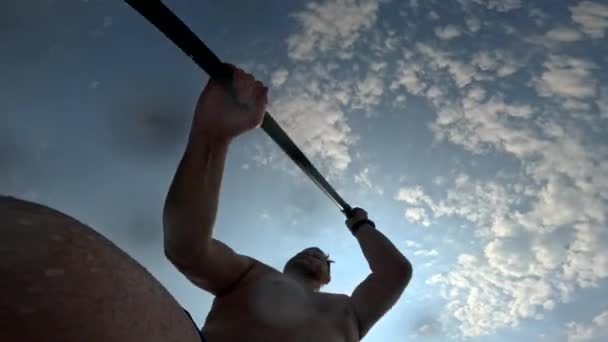 スーパーボードの夏の活動に強力な男パドリング — ストック動画