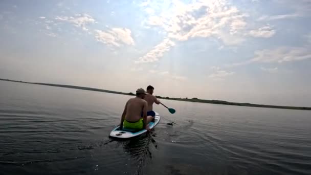Yatakta Iki Adam Göl Kenarında Eğleniyor — Stok video