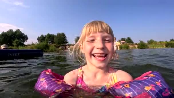 Yazın Suda Yüzen Mutlu Çocuklar Göl Kenarında Eğleniyorlar — Stok video