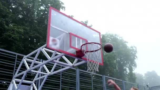 Вид Баскетбольного Кольца Открытом Воздухе Туманное Пространство Копирования Погоды — стоковое видео