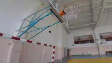 Pov adam basketbol oynuyor.