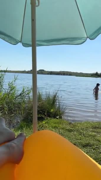 Φίλοι Που Διασκεδάζουν Στην Παραλία Του Ποταμού Κολυμπώντας Στο Νερό — Αρχείο Βίντεο