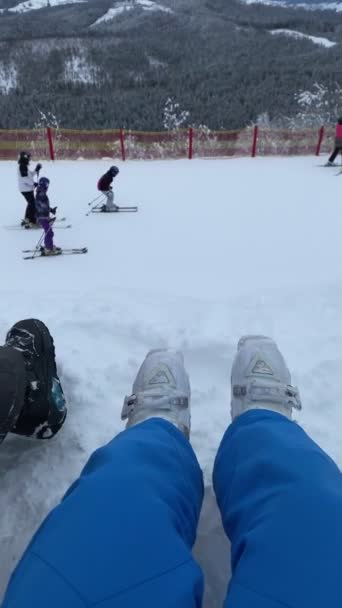 Сноубордисты Лыжники Лыжном Склоне Красивые Горы Заднем Плане — стоковое видео