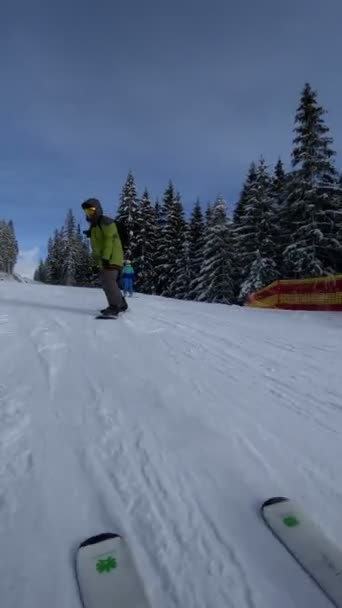 Лыжник Сноубордистом Склоне Зимние Каникулы Солнечный День — стоковое видео