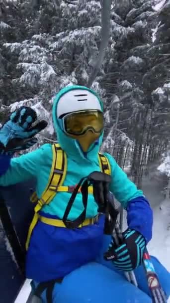 Ευτυχισμένη Γυναίκα Σκιέρ Στο Σκι Καρέκλα Ανελκυστήρα Χειμώνα — Αρχείο Βίντεο