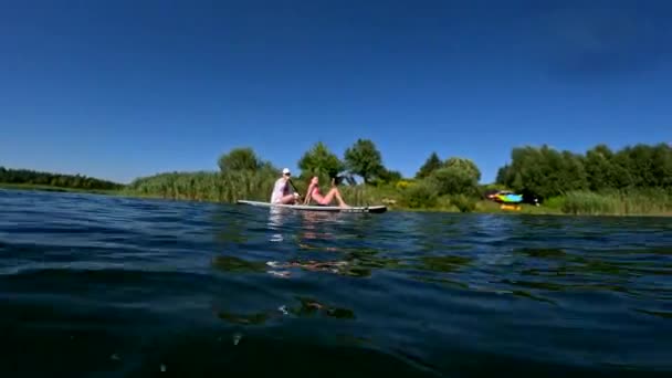 Szczęśliwy Przyjaciele Supboard Chilling Nad Jeziorem — Wideo stockowe