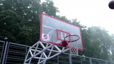 Basketbol potası manzarası açık hava puslu fotokopi alanı