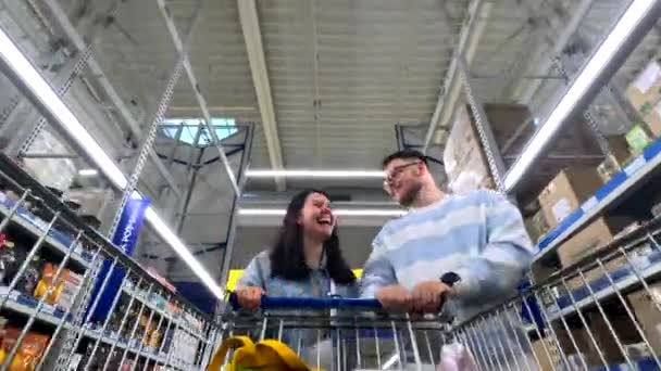 Feliz Pareja Hacer Compras Carrito Compras Empuje Supermercado — Vídeos de Stock