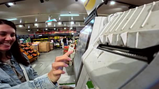 Produkt Skali Kobiety Rynku Spożywczym Zakupy Cena Tagu — Wideo stockowe