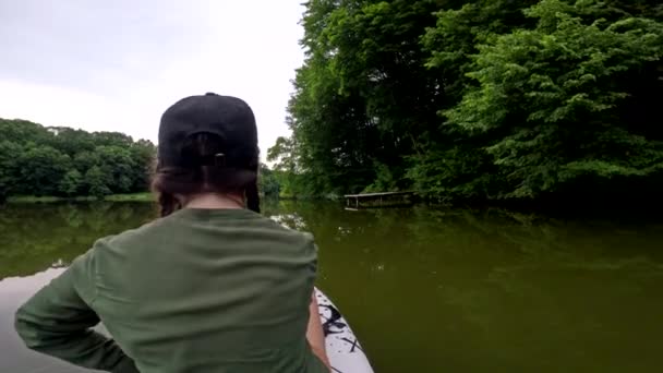 Lugn Kvinna Supboard Flytande Flod Sommaraktiviteter — Stockvideo