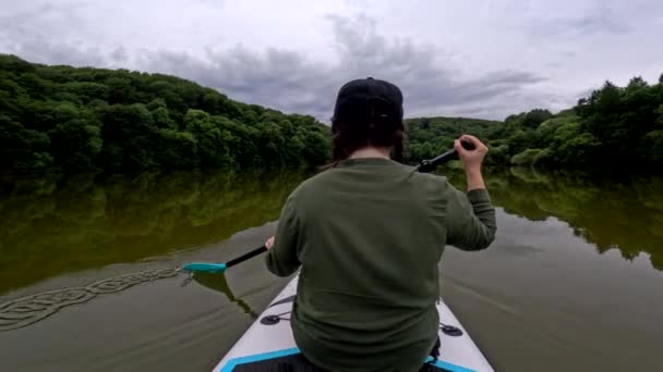 平静的女人浮在河上夏季活动的浮板上 — 图库视频影像