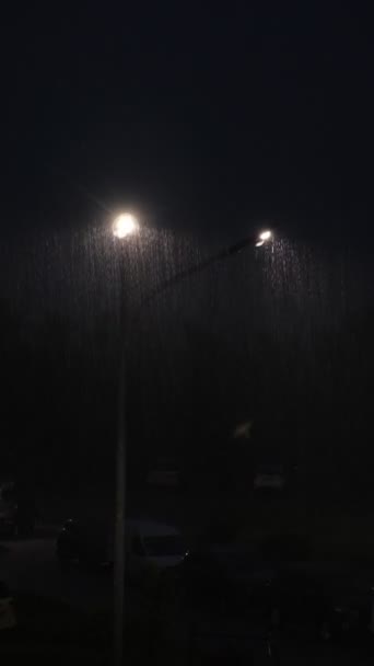夜のコピースペースで街灯の雨滴の眺め — ストック動画