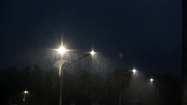 夜のコピースペースで街灯の雨滴の眺め — ストック動画
