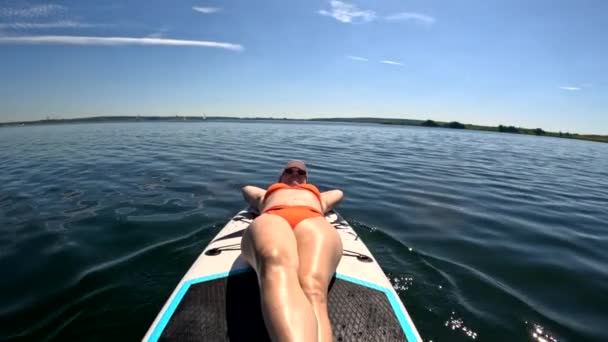 Žena Opalování Při Plavání Palubě Letní Vodní Aktivity — Stock video