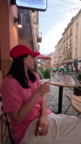 Mujer Cafetería Aire Libre Bebiendo Batido Comer Croissant Navegar Por — Vídeo de stock