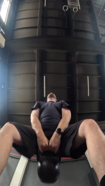 Homem Ginásio Treino Com Kettlebell Espaço Cópia — Vídeo de Stock