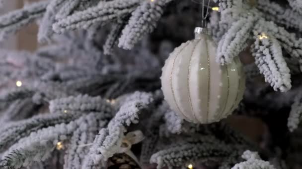 装飾された白いクリスマスツリーのフォーカスビュー — ストック動画
