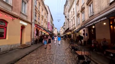Lviv, Ukrayna - 29 Temmuz 2023: Avrupa turizm şehri yağmurdan sonra ilerliyor