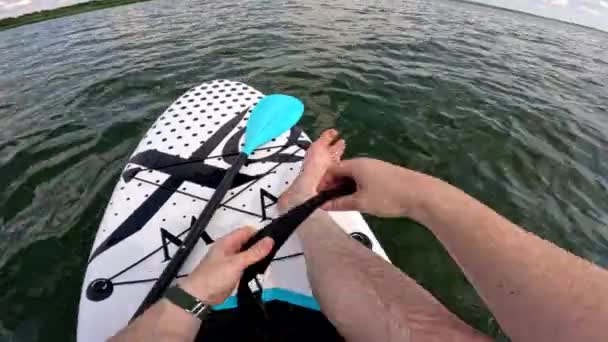 Pov Muž Supboard Popruh Létě Jezero Chlazení Den — Stock video