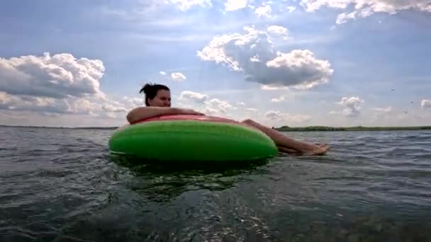 Mujer Feliz Flotando Anillo Inflable Piscina Actividades Del Agua Del — Vídeos de Stock