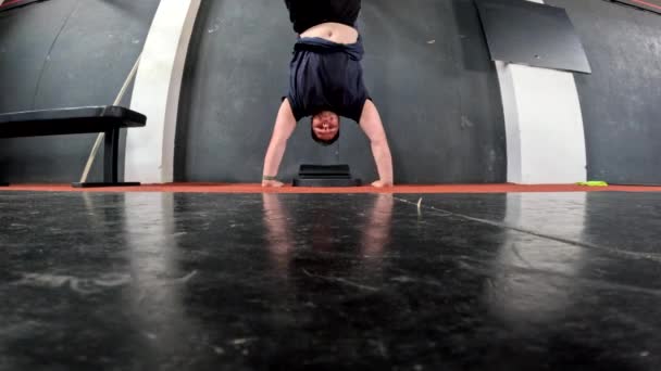 Hombre Flexiones Por Encima Cabeza Espacio Copia Gimnasio — Vídeos de Stock