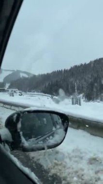 Ukrayna 'da Bukovel' in yanından arabayla geçeceğiz.