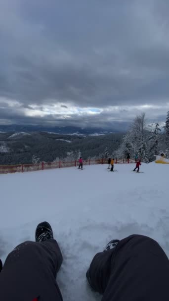 Snowboarder Descansando Mirando Hermosas Montañas Nevadas Estación Esquí — Vídeos de Stock