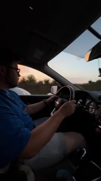 Człowiek Jazdy Samochód Zachód Słońca Przestrzeń Kopia — Wideo stockowe