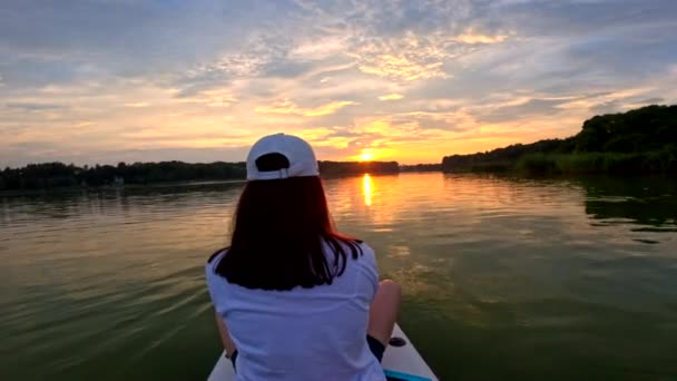 Mulher Jantar Pôr Sol Atividades Lago Verão — Vídeo de Stock