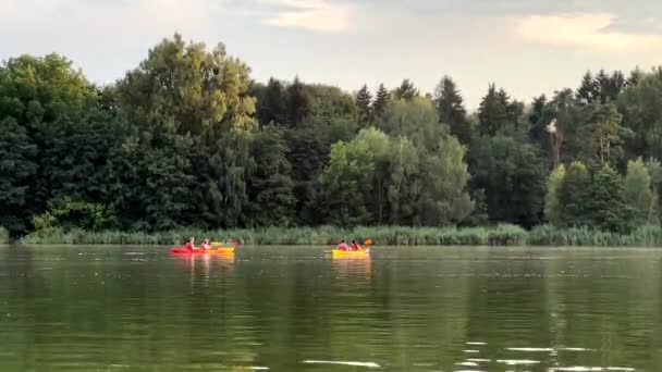 Люди Охолоджують Озеро Під Час Заходу Сонця Підводячи Каяки — стокове відео