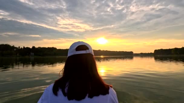 Femme Bord Coucher Soleil Activités Estivales Lac — Video