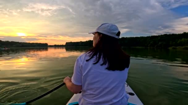 Жінка Борту Заході Сонця Літніх Озер Діяльності — стокове відео
