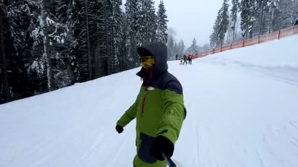 Hombre Snowboarder Tomar Selfie Mientras Monta Por Pista Esquí Nublado — Vídeo de stock