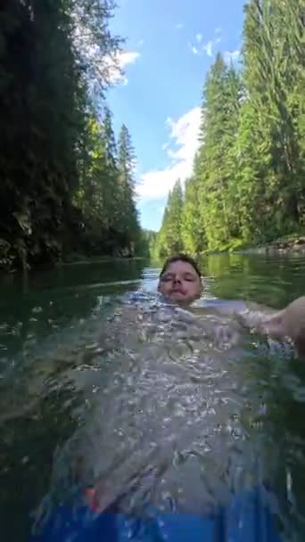 Mutlu Adam Dağ Nehrinde Yüzerken Selfie Çekiyor Karpat Ukrayna — Stok video