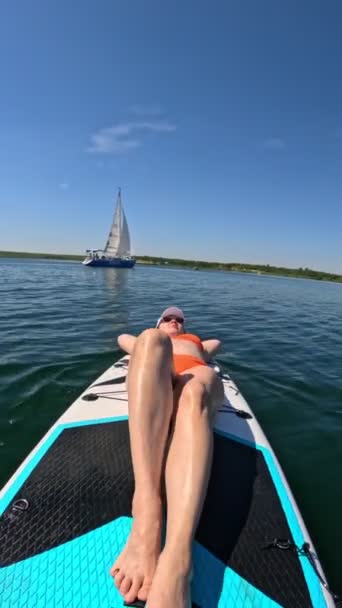 Nainen Aurinkoa Supboard Jahti Taustalla Kesä Aurinkoinen Päivä — kuvapankkivideo
