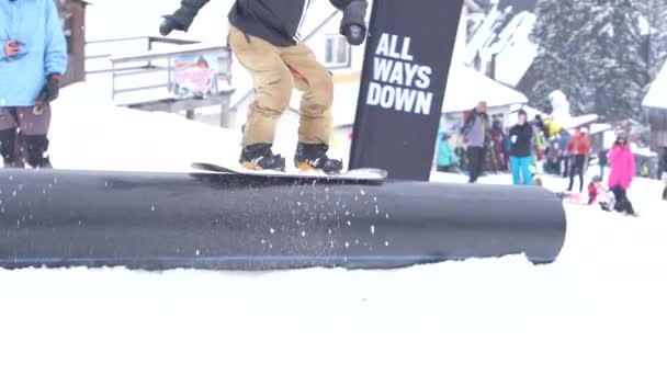 Snowboardåkare Snö Park Freestyle Visa Tricks — Stockvideo