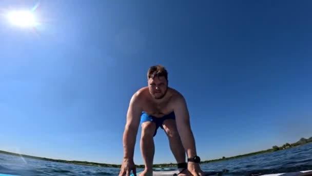 Άνθρωπος Που Κάθεται Supboard Κωπηλασία Δραστηριότητες Καλοκαιρινού Νερού — Αρχείο Βίντεο