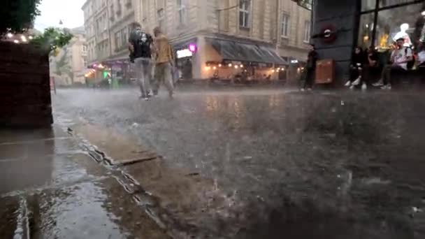 Deszcz Burza Płyn Miasto Lwów Ukraina Kopia Przestrzeń — Wideo stockowe