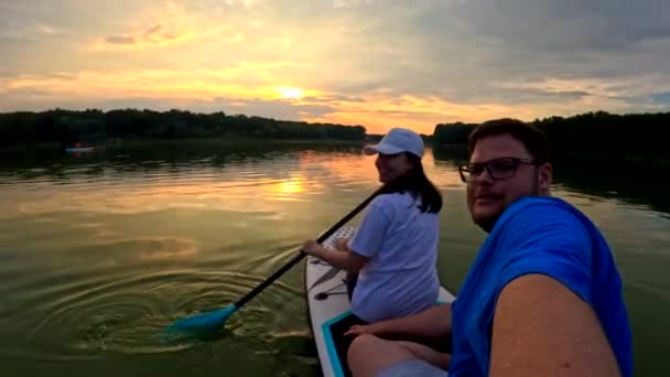 Gelukkig Paar Met Datum Supboard Bij Zonsondergang — Stockvideo
