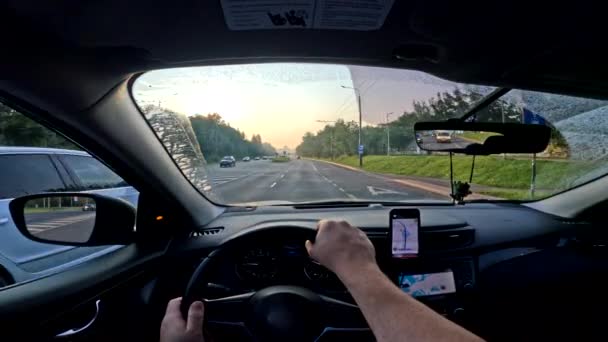 Pov Man Kör Bil Genom Staden Navigering Telefon — Stockvideo