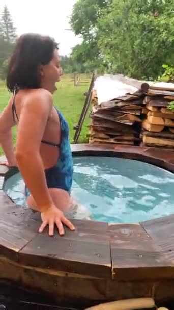 Hermosa Mujer Entrar Baño Frío Con Montañas Espacio Copia Fondo — Vídeos de Stock