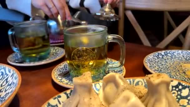 Ajouter Sucre Dans Une Tasse Thé Restaurant Géorgien Fermer — Video