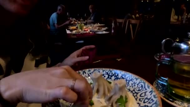 Mujer Georgian Restaurante Comer Khinkali Dumplings Espacio Copia — Vídeos de Stock
