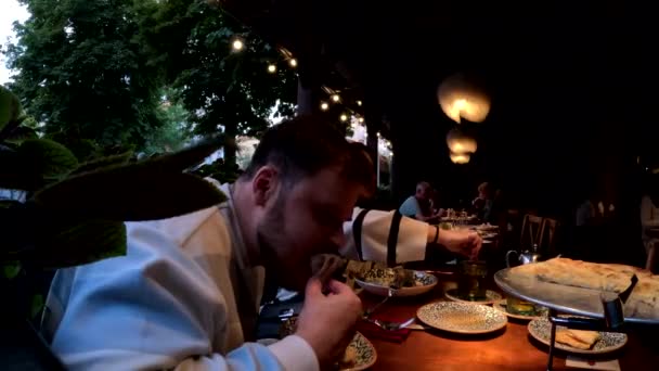 Pareja Georgian Restaurante Comer Khinkali Dumplings Espacio Copia — Vídeos de Stock