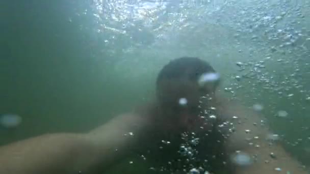 Szczęśliwy Człowiek Biorąc Selfie Pływanie Rzece Karpaty Ukraina — Wideo stockowe