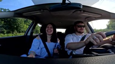 Araba yolculuğunda şarkı söyleyen çift fotokopi alanı