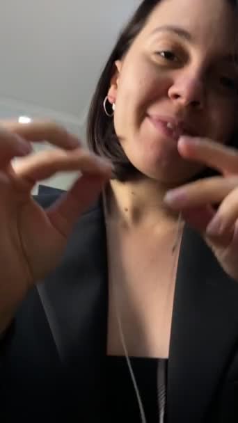 Красива Жінка Наділа Кулони Шию Готуючись Побачення — стокове відео